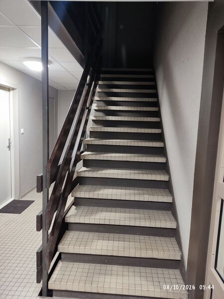 File:Wooden-staircase-handle.jpg